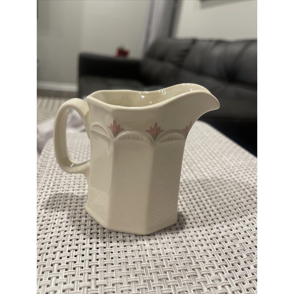 4.5" Creamer Pitcher STEELITE INTERNATIONAL England Ivory Salmon Scalloped Trim